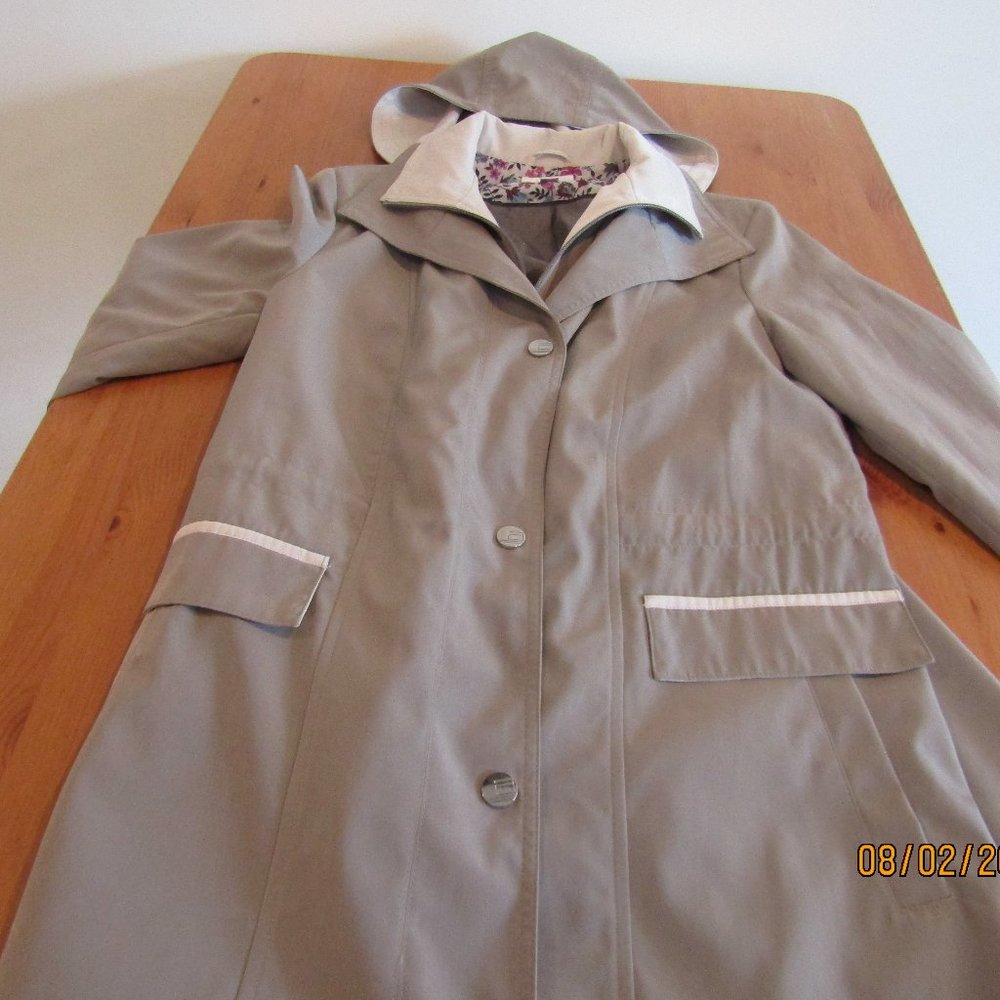Womens meduim croft and barrow rain jacket